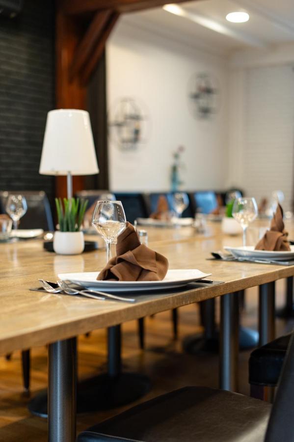 Logis Hotel Restaurant Des Acacias Lille Neuville En Ferrain Buitenkant foto