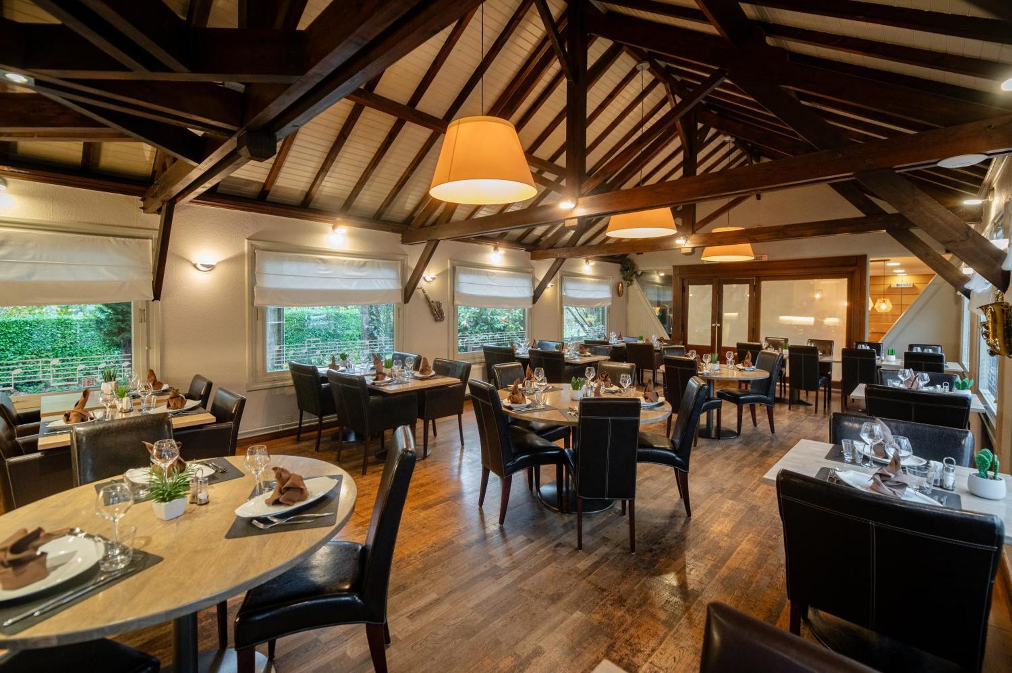 Logis Hotel Restaurant Des Acacias Lille Neuville En Ferrain Buitenkant foto