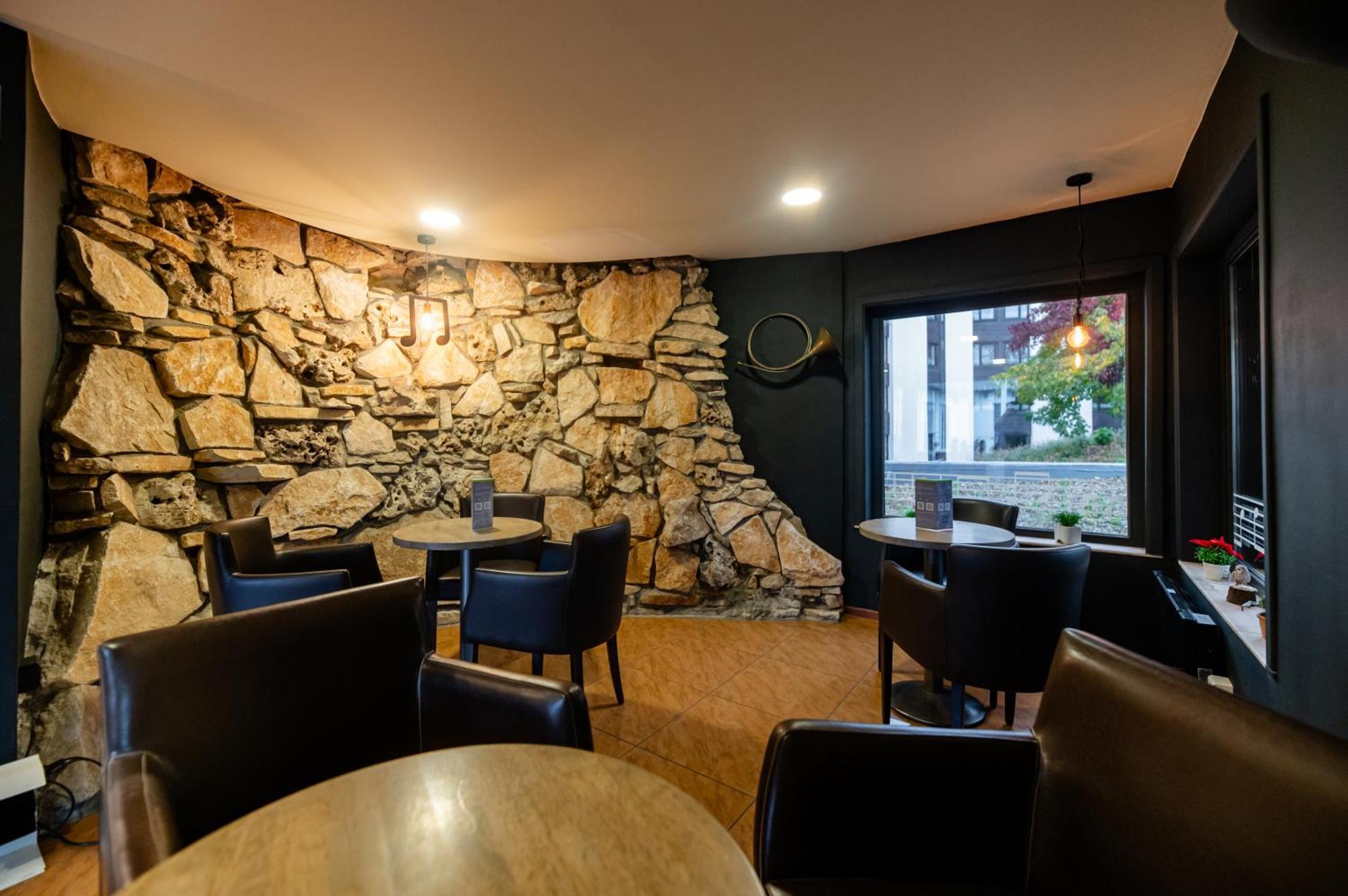 Logis Hotel Restaurant Des Acacias Lille Neuville En Ferrain Buitenkant foto